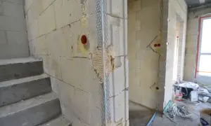 Budowa w toku: schody, ściany z bloczków, instalacje elektryczne. Pytanie brzmi: co najpierw tynki wewnętrzne czy ocieplenie?