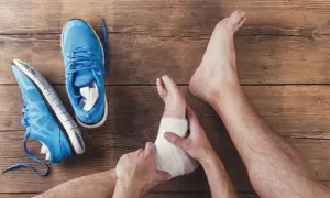 Jak pozbyć się opuchlizny po skręceniu kostki? Sprawdzone metody