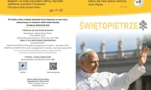 Papież Franciszek w białej sutannie pozdrawia wiernych, zachęcając do wsparcia misji Kościoła poprzez ofiarę na świętopietrze.