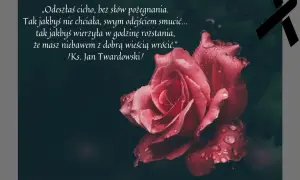 Wierszyk na polaznika: "Odeszłaś cicho, bez słów pożegnania..." na tle kropli deszczu na róży. Czarna wstążka symbolizuje żałobę.
