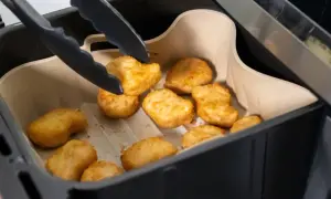 Kycklingnuggets i airfryer, gyllene och krispiga. Enkla att tillaga för en snabb måltid.