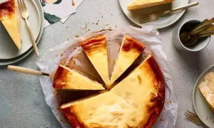 Ein köstlicher Apfelkuchen mit Schmandguss, angeschnitten und bereit zum Genießen. Goldbraune Kruste und cremige Füllung.