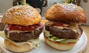 Idealny domowy burger wołowy: Przepis krok po kroku na soczysty smak