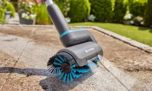 Spazzola rotante per pulire pavimento esterno con idropulitrice, rimuove sporco e muschio per un patio splendente.