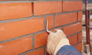 Czym uszczelnić pęknięty komin? Skuteczne metody na trwałą naprawę