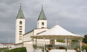 Kościół w Medziugorie z dwoma wieżami i zadaszoną sceną. Miejsce pielgrzymek, gdzie wierni doświadczają objawienia w Medziugorie.
