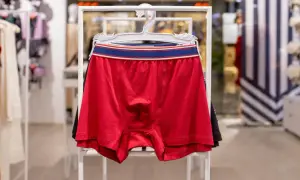 Czerwone bokserki Calvin Klein na wieszaku. Jak sprawdzić oryginalność? Zwróć uwagę na detale i jakość materiału.
