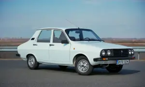 Biała Dacia 1300 stoi na drodze, gotowa na podróż. Klasyczny design i proste linie tego samochodu przyciągają wzrok.