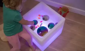Podświetlany stolik sensoryczny: Rozwój, zabawa, wybór i DIY!
