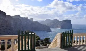 Zimowe trasy na Majorce w górach Serra de Tramuntana: malownicze klify i błękitne morze.