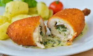 Jaka surówka do de volaille? Odkryj idealne połączenia smaków!