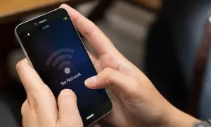 Ręce trzymają smartfon z komunikatem "No Network". Zastanawiasz się, **vowifi co to** jest i dlaczego nie działa?