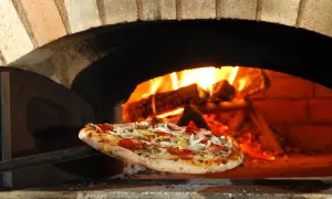 Piec opalany drewnem, a na łopacie gorąca pizza. Idealny kamień do pizzy to podstawa chrupiącego ciasta.