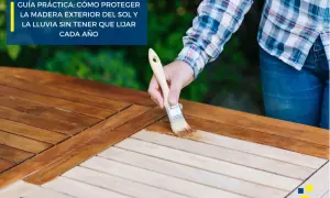 Persona aplica aceite a mesa de madera exterior con brocha. Guía práctica: cómo proteger la madera sin barnizar del sol y la lluvia.