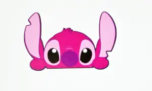 Urocza naklejka Stitch w kolorze różowym, idealna, by jak zamaskować pęknięcie zderzaka naklejką typu stitch.