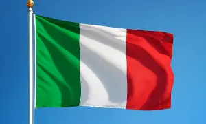 Bandiera italiana sventola nel cielo azzurro. Anche se il 6 gennaio si lavora, la patria è sempre presente.