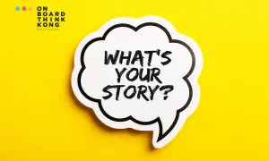 Chmurka z napisem "What's your story?" na żółtym tle. To pytanie zachęca do storytellingu, czyli opowiadania historii.