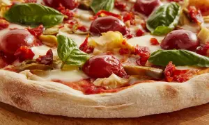 Pyszna pizza w stylu rzymskim z pomidorkami, mozzarellą i bazylią. Idealna na letni wieczór.