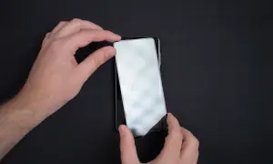 Profesjonalny sposób nakładania szkła na telefon bez przykrych niespodzianek