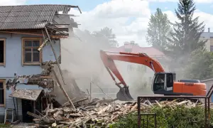 Ile kosztuje wyburzenie budynku gospodarczego? Ceny i formalności