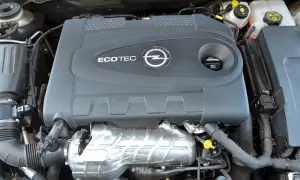 Silnik Ecotec w Opel Insignia 2.0 CDTI. Widoczny jest czarny plastikowy dekiel silnika z logo Opla.