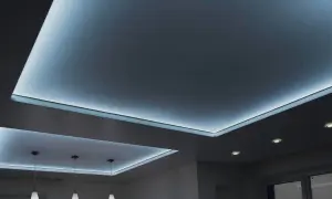Nowoczesny sufit napinany z podświetleniem LED tworzy nastrojową atmosferę.