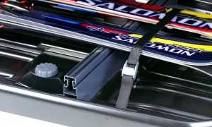Skidor säkert fastspända i en Thule Force XT Alpine takbox. Perfekt för vinterns äventyr!