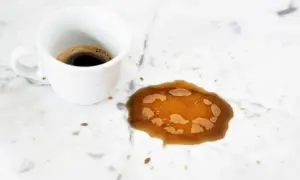 Tazza di caffè rovesciata su marmo. Un'idea per un detersivo per marmo fatto in casa potrebbe essere utile per pulire queste macchie.