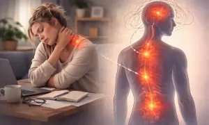 Kobieta z bólem karku przy biurku, obok schemat kręgosłupa z zaznaczonymi ogniskami bólu, sugerujący ból kręgosłupa o podłożu psychicznym.