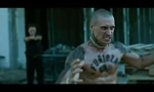 Mateusz Damiecki w filmie "Furioza" w scenie pełnej napięcia.