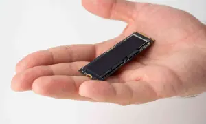 Dłoń trzyma mały dysk SSD M.2. Jego czarna powierzchnia lśni, gotowa do optymalizacji dzięki funkcji ssd trim.