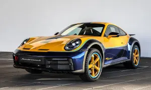 Gul och mörkblå Porsche 911 Dakar redo för ett äventyr. Denna porsche safari-inspirerade bil har högre markfrigång och grova däck.
