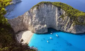 Widok na Navagio Beach, słynną plażę na greckich wyspach, z wrakiem statku i turkusową wodą.
