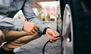 Jakie ciśnienie w oponach 215/45 R17? Uniknij niebezpieczeństw na drodze