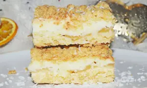 Dwa kawałki szarlotki z bezą i kruszonką, pachnące jabłkami i cynamonem, idealne na zimowe popołudnie.