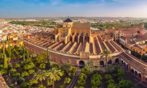 Vista aérea de la Mezquita-Catedral de Córdoba, uno de los monumentos de Córdoba más impresionantes, con su patio de naranjos y la ciudad al fondo.
