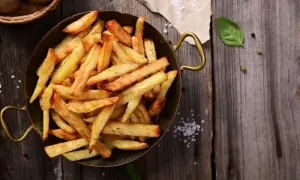 Jak pokroić ziemniaki na frytki, by były chrupiące i idealne