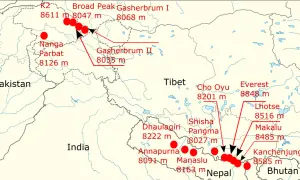 Karte der 8000er Berge: K2, Everest, Nanga Parbat und weitere Gipfel in Pakistan, Indien, Nepal, Tibet und Bhutan.