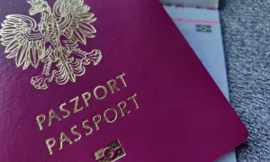 Paszport jest niezbędny, jeśli zastanawiasz się, czy do Rzymu potrzebny jest paszport. Polski paszport z orłem w koronie.