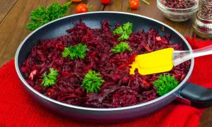 Gotowe buraczki do obiadu, pachnące i gotowe do podania. Żółta łopatka miesza aromatyczne warzywa.