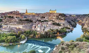 Widok na zabytkowe miasto Toledo w Hiszpanii, z rzeką Tag w dole i kaskadą.