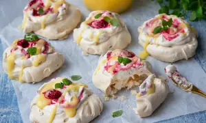 Små pavlovakakor med grädde, hallon och citronkräm. En perfekt liten dessert!