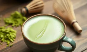 Matcha latte co to? Poznaj składniki, przygotowanie i korzyści