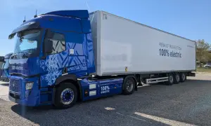 Un camion renault electrique bleu vif, avec une remorque blanche arborant le message "100% electric".