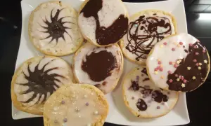 Amerikaner Kekse mit Zuckerguss und Schokoladendekor, inspiriert von Rezepten, die man auch mit dem Thermomix zubereiten kann.
