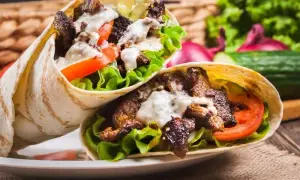Ile kalorii ma kebab w tortilli? Zaskakujące różnice w kaloryczności