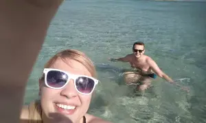 Para w wodzie na Krecie w październiku. Słoneczna pogoda i błękitne morze.