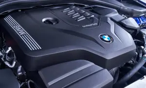 Silnik BMW TwinPower Turbo, model b48, z logo BMW.