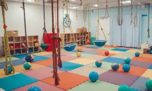 Bewegungslandschaft Krippe Ideen: Bunte Matten, Schaukeln und Bälle laden zum Spielen und Entdecken ein.