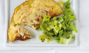 Ein herzhaftes Omelett mit geschmolzenem Käse, serviert mit einem frischen Salat. Perfekt für ein schnelles Omelette Rezept.